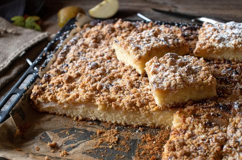 Rustikaler Apfelkuchen mit Streuseln auf einem Backblech