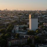 Fast auf den Tag genau fünf Jahre nach der Katastrophe – am Morgen des 13. Juni 2022 – prangt an den oberen Stockwerken des Gebäudes der Satz "Für immer in unseren Herzen". Die Aufarbeitung der Katastrophe ist noch immer nicht abgeschlossen