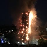 Kurz nach Mitternacht am 14. Juni 2017 bricht in einer Wohnung um Grenfell Tower, einem Sozialbau im Westen Londons, ein Feuer aus. Erschreckend schnell steht das ganze Hochhaus in Flammen. Die Feuerwehr rät den Bewohnern, in ihren Wohnungen zu bleiben – und trägt wohl eine Mitschuld am Tod Dutzender Menschen in den Flammen