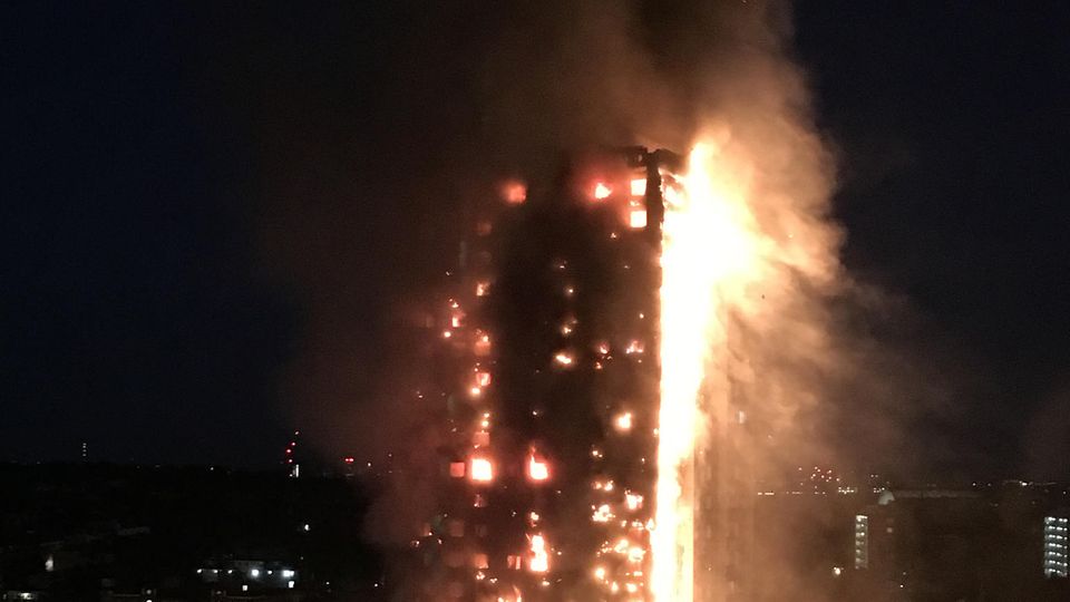 Kurz nach Mitternacht am 14. Juni 2017 bricht in einer Wohnung um Grenfell Tower, einem Sozialbau im Westen Londons, ein Feuer aus. Erschreckend schnell steht das ganze Hochhaus in Flammen. Die Feuerwehr rät den Bewohnern, in ihren Wohnungen zu bleiben – und trägt wohl eine Mitschuld am Tod Dutzender Menschen in den Flammen