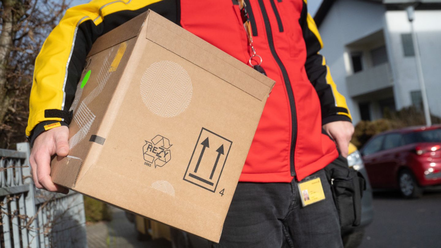 Ein DHL-Bote mit einem Paket