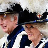 Wer trägt ihn besser? Thronfolger Prinz Charles und seine Ehefrau Camilla kamen beide mit gefederten Hüten zur St. George's Chapel auf Schloss Windsor.