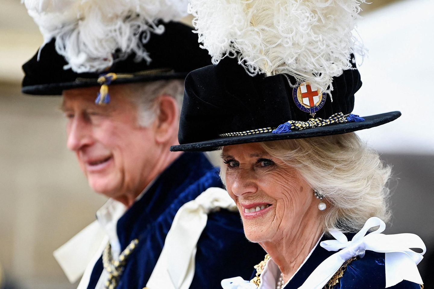 Wer trägt ihn besser? Thronfolger Prinz Charles und seine Ehefrau Camilla kamen beide mit gefederten Hüten zur St. George's Chapel auf Schloss Windsor.