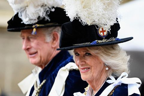 Wer trägt ihn besser? Thronfolger Prinz Charles und seine Ehefrau Camilla kamen beide mit gefederten Hüten zur St. George's Chapel auf Schloss Windsor.