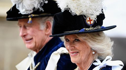 Wer trägt ihn besser? Thronfolger Prinz Charles und seine Ehefrau Camilla kamen beide mit gefederten Hüten zur St. George's Chapel auf Schloss Windsor.
