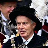 Er war der umstrittenste Gast der Zeremonie: Der frühere britische Premierminister Tony Blair kam nicht allein - mit ihm kam eine Reihe von Protestierenden.
