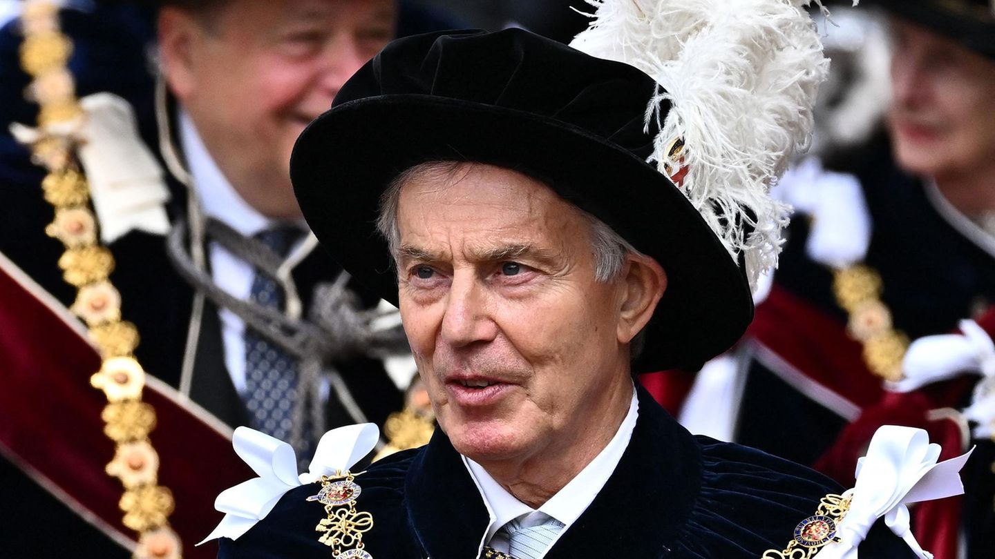 Er war der umstrittenste Gast der Zeremonie: Der frühere britische Premierminister Tony Blair kam nicht allein - mit ihm kam eine Reihe von Protestierenden.