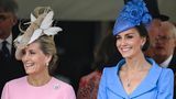 Die Damen hatten es einfacher: Sie brauchten sich keine Uniform überzustreifen. Ihre Hüte waren trotzdem ein Hingucker. Herzogin Kate (r.) strahlte mit Sophie von Wessex um die Wette, der Ehefrau von Prinz Edward, dem jüngsten Sohn der Queen.