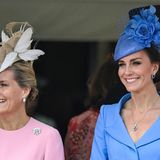 Die Damen hatten es einfacher: Sie brauchten sich keine Uniform überzustreifen. Ihre Hüte waren trotzdem ein Hingucker. Herzogin Kate (r.) strahlte mit Sophie von Wessex um die Wette, der Ehefrau von Prinz Edward, dem jüngsten Sohn der Queen.
