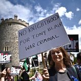 Vor den Toren von Windsor Castle protestierten Menschen gegen die Teilnahme Tony Blairs. Auf Schildern bezeichneten sie ihn als Kriegsverbrecher. Blair hatte 2003 britische Truppen in den Irak geschickt. 