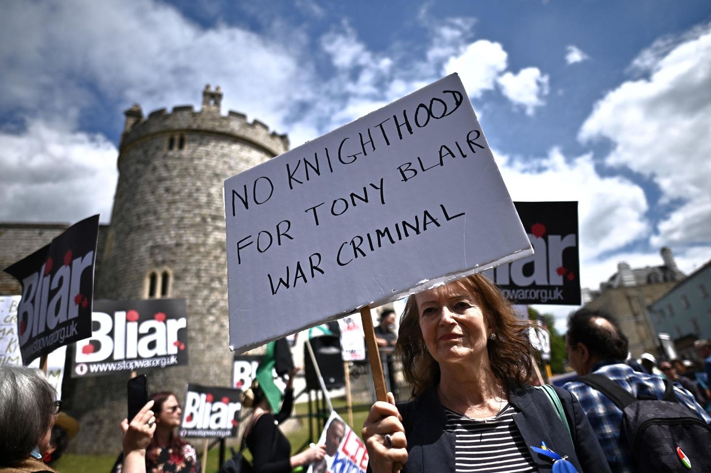 Vor den Toren von Windsor Castle protestierten Menschen gegen die Teilnahme Tony Blairs. Auf Schildern bezeichneten sie ihn als Kriegsverbrecher. Blair hatte 2003 britische Truppen in den Irak geschickt. 