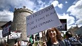 Vor den Toren von Windsor Castle protestierten Menschen gegen die Teilnahme Tony Blairs. Auf Schildern bezeichneten sie ihn als Kriegsverbrecher. Blair hatte 2003 britische Truppen in den Irak geschickt. 