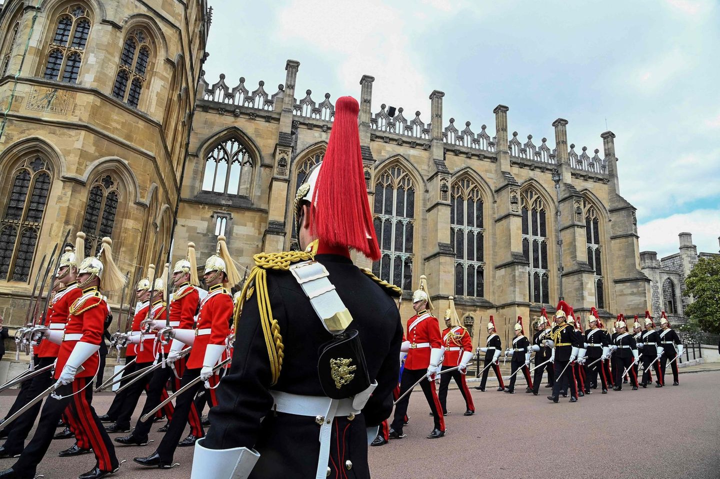 Vor der Kapelle marschierte die Leibgarde (in Rot) sowie die Blues and Royals (r.), die zur Haustruppendivision der Queen gehört. Beide zusammen bilden die Household Cavalry, die britische Gardekavallerie.