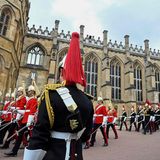 Vor der Kapelle marschierte die Leibgarde (in Rot) sowie die Blues and Royals (r.), die zur Haustruppendivision der Queen gehört. Beide zusammen bilden die Household Cavalry, die britische Gardekavallerie.