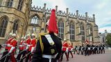 Vor der Kapelle marschierte die Leibgarde (in Rot) sowie die Blues and Royals (r.), die zur Haustruppendivision der Queen gehört. Beide zusammen bilden die Household Cavalry, die britische Gardekavallerie.