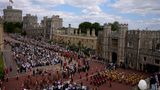 Es ist eine lange Tradition: Jedes Jahr versammeln sich die Ritter des Hosenbandordens, des Order of the Garter, an einem Montag im Juni am sogenannten Garter Day in Windsor Castle. Dort marschieren sie in einer Prozession zur St. George's Chapel, wo sie einen gemeinsamen Gottesdienst abhalten. Der Hosenbandorden ist der älteste und ranghöchste Ritterorden in Großbritannien. Gestiftet wurde er 1348 von König Edward III. In diesem Jahr wurden einige prominente Mitglieder aufgenommen, darunter Herzogin Camilla sowie der frühere Premierminister Blair. 