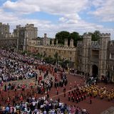 Es ist eine lange Tradition: Jedes Jahr versammeln sich die Ritter des Hosenbandordens, des Order of the Garter, an einem Montag im Juni am sogenannten Garter Day in Windsor Castle. Dort marschieren sie in einer Prozession zur St. George's Chapel, wo sie einen gemeinsamen Gottesdienst abhalten. Der Hosenbandorden ist der älteste und ranghöchste Ritterorden in Großbritannien. Gestiftet wurde er 1348 von König Edward III. In diesem Jahr wurden einige prominente Mitglieder aufgenommen, darunter Herzogin Camilla sowie der frühere Premierminister Blair. 