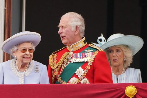 Queen Elisabeth (l.), Prinz Charles und Herzogin Camilla auf dem Balkon des Buckingham Palace