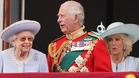 Queen Elisabeth (l.), Prinz Charles und Herzogin Camilla auf dem Balkon des Buckingham Palace