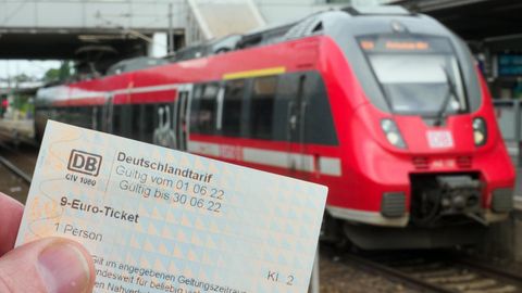 Ein Fahrgast hält auf dem Potsdamer Hauptbahnhof ein 9-Euro-Ticket in der Hand