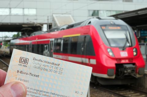 Ein Fahrgast hält auf dem Potsdamer Hauptbahnhof ein 9-Euro-Ticket in der Hand