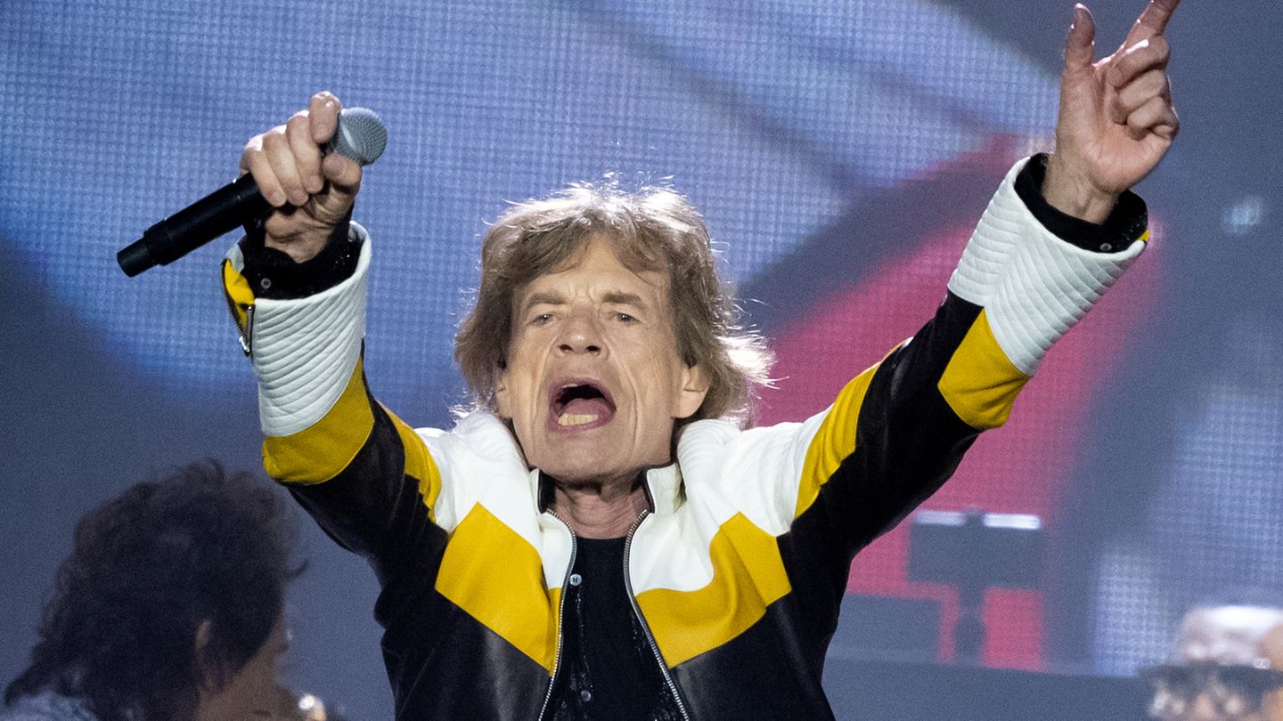 Mick Jagger mit Mikrophon auf der Bühne