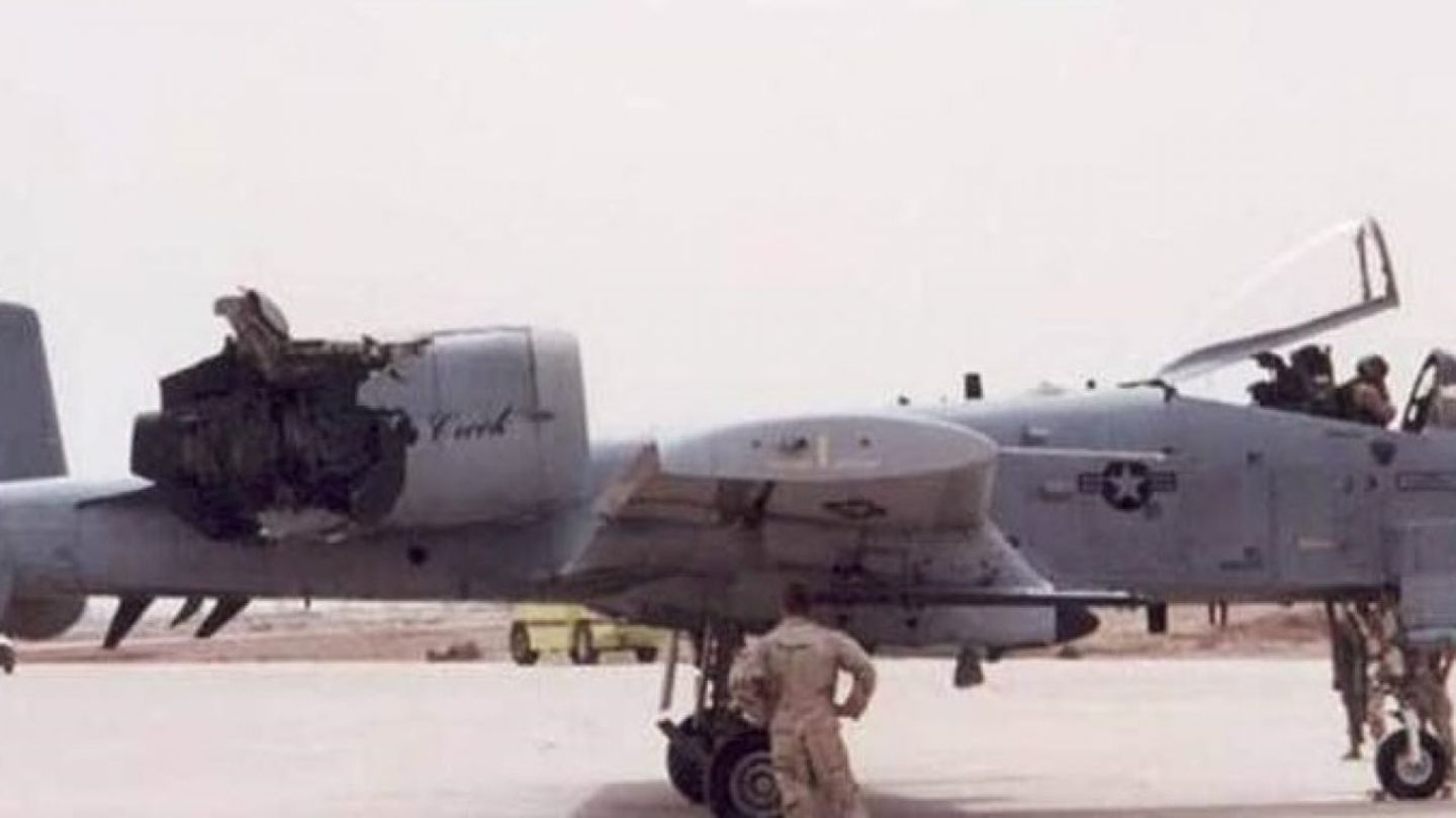 A-10 ebenfalls mit zerfetztem Triebwerk.