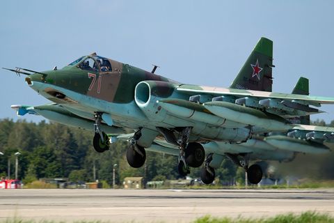 Die SU-25 kann sechs Tonnen Waffen transportieren.