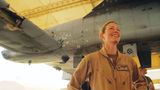 Kim Nichole Reed-Campbell flog über eine Stunde in ihrer Beschädigten A-10 und musste sie ohne Geschwindigkeitsbremse, Bremsen oder Lenkung landen.