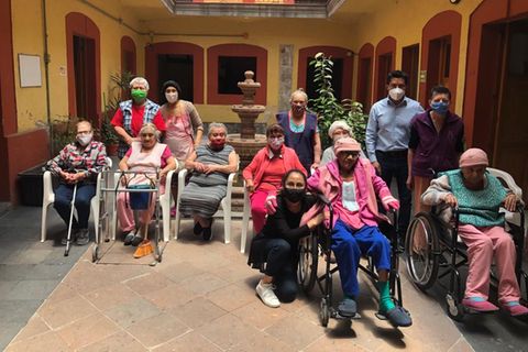 Die Bewohnerinnen des Casa Xochiquetzal in Mexiko-City. Jesica Vargas (vorne mit schwarzer Maske) kümmert sich um die ehemaligen Sexarbeiterinnen. Jetzt ist sie an Krebs erkrankt