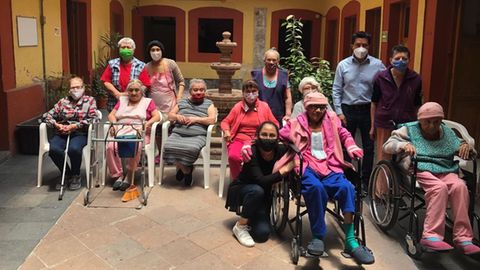 Die Bewohnerinnen des Casa Xochiquetzal in Mexiko-City. Jesica Vargas (vorne mit schwarzer Maske) kümmert sich um die ehemaligen Sexarbeiterinnen. Jetzt ist sie an Krebs erkrankt