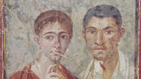 Das Paar zeigt sich mit den Insignien gute Römer - sie betont ihre Bildung und ihre Rolle im Geschäft.