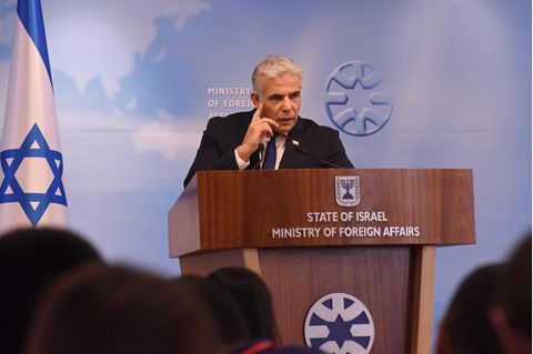 Der Außenminister von Israel, Jair Lapid, spricht im Außenministerium.