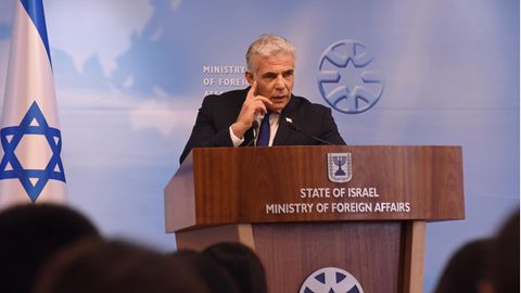 Der Außenminister von Israel, Jair Lapid, spricht im Außenministerium.