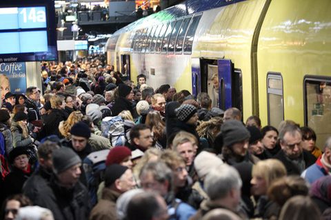 Hurricane-Festival: Menschenmassen vor einem Metronom Zug