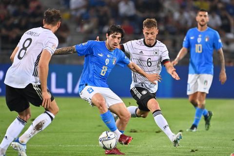 Italiens Sandro Tonali im Zweikampf mit Joshua Kimmich und Leon Goretzka