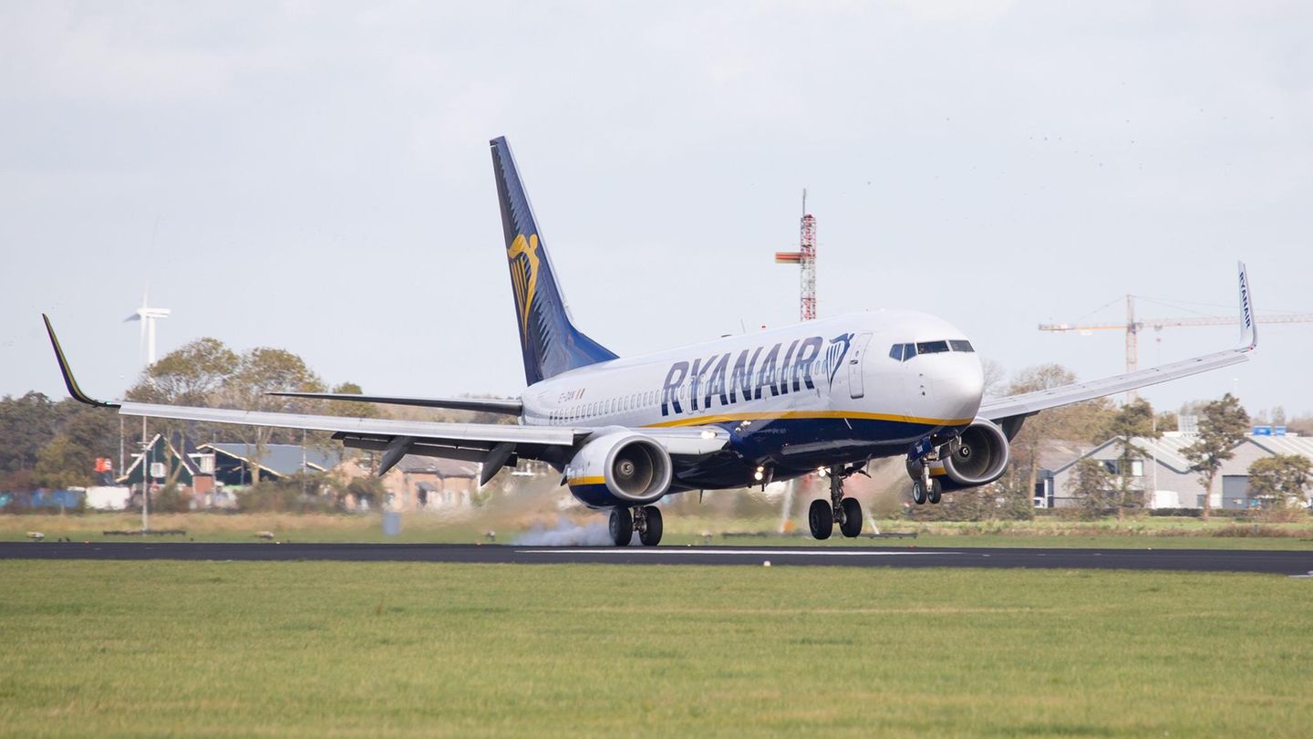 Eine Ryanair-Maschine am Flughafen