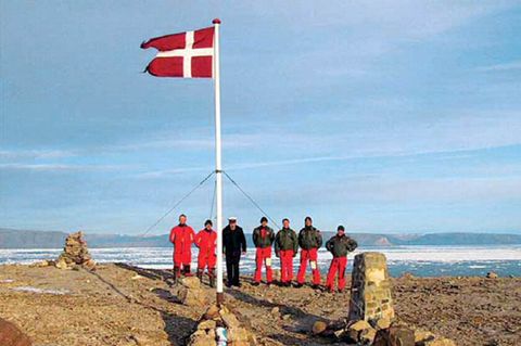 Dänische Soldaten posieren mit einer dänischen Flagge auf der Hans-Insel