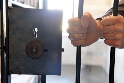 Mit bis zu einem Jahr hinter Gittern können Urheber von Online-Beleidigungen in Japan künftig bestraft werden (Symbolbild)