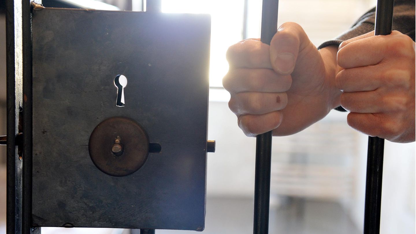 Mit bis zu einem Jahr hinter Gittern können Urheber von Online-Beleidigungen in Japan künftig bestraft werden (Symbolbild)
