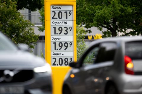 An einer Tankstelle prangen Benzin- und Dieselpreise um die zwei Euro pro Liter