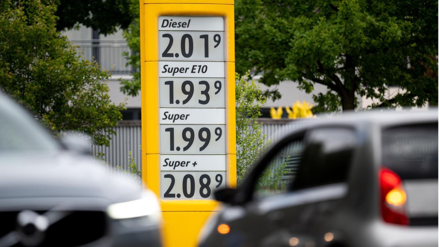 An einer Tankstelle prangen Benzin- und Dieselpreise um die zwei Euro pro Liter