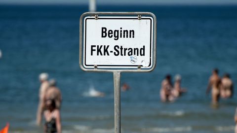 Schild weist auf den Beginn des FKK-Strandes hin.