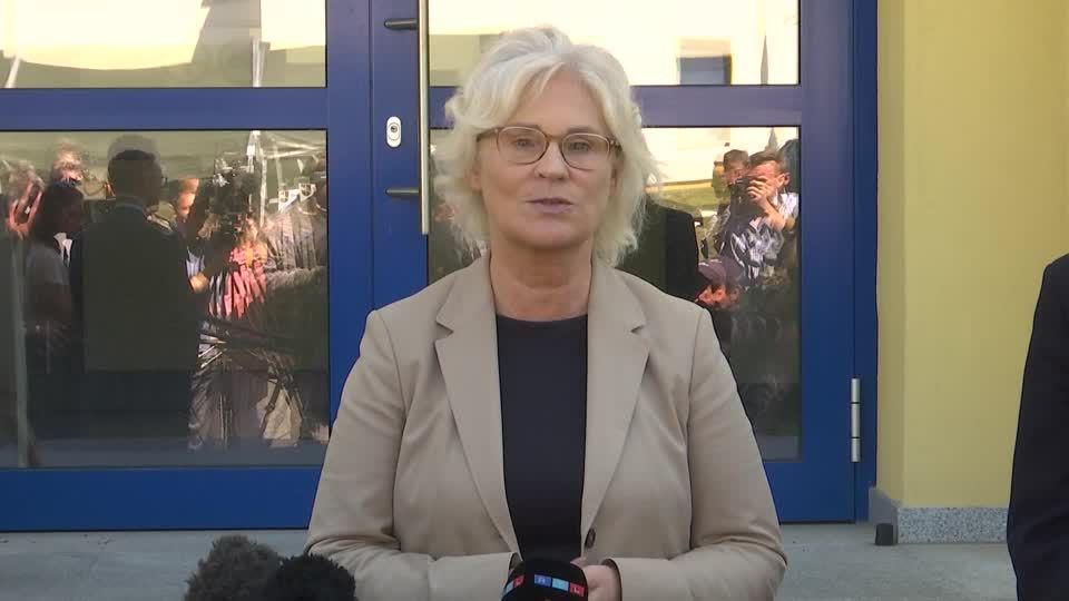 Video: Lambrecht - Haubitzen werden "bald" in die Ukraine geliefert Video: Lambrecht - Haubitzen werden "bald" in die Ukraine geliefert