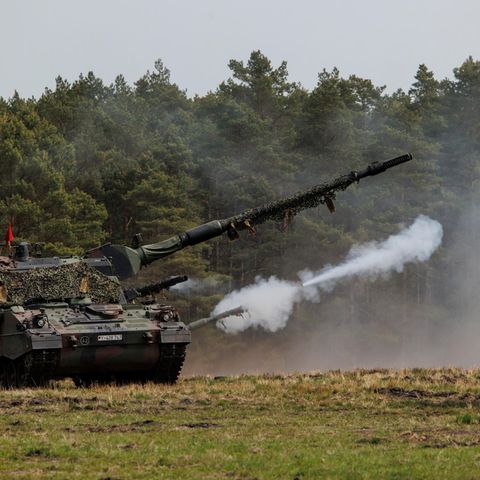 Die Panzerhaubitze 2000 ist noch nicht in der Ukraine, aber nur weil die Besatzungen in Deutschland ausgebildet werden.