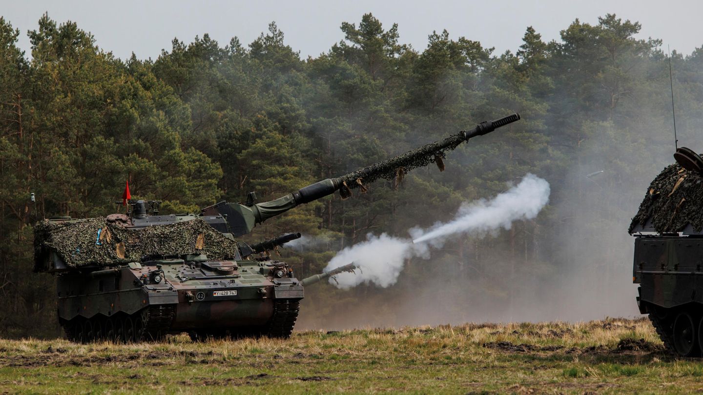 Die Panzerhaubitze 2000 ist noch nicht in der Ukraine, aber nur weil die Besatzungen in Deutschland ausgebildet werden.