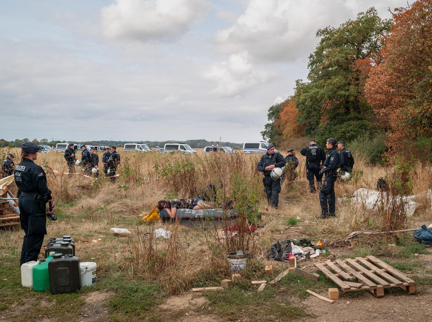 Polizisten durchsuchen ein Protestcamp