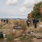 Polizisten durchsuchen ein Protestcamp