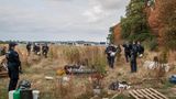 Polizisten durchsuchen ein Protestcamp