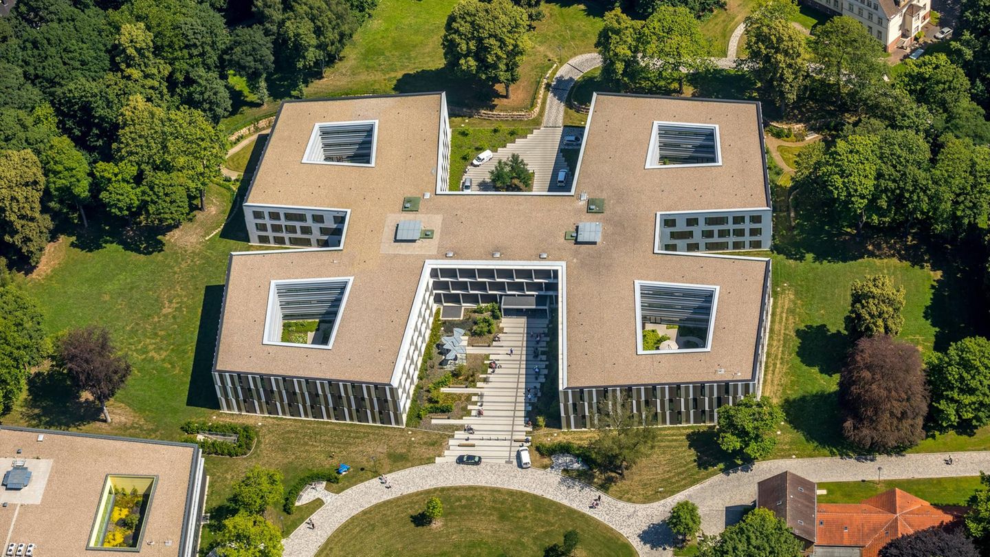 Eine Dortmunder Klinik aus der Luft